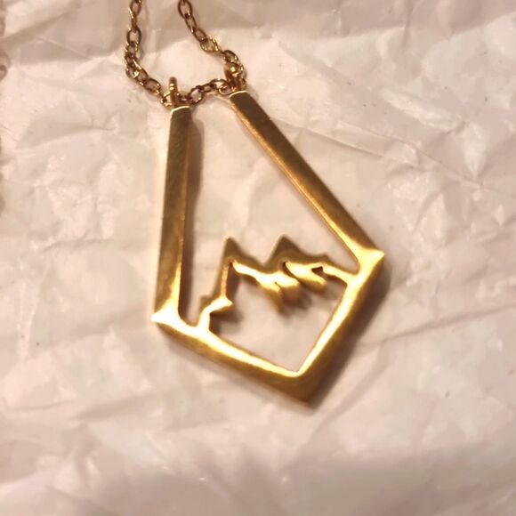 New FP Diamond Shape Mountain Scene Necklace - Picture 5 of 8